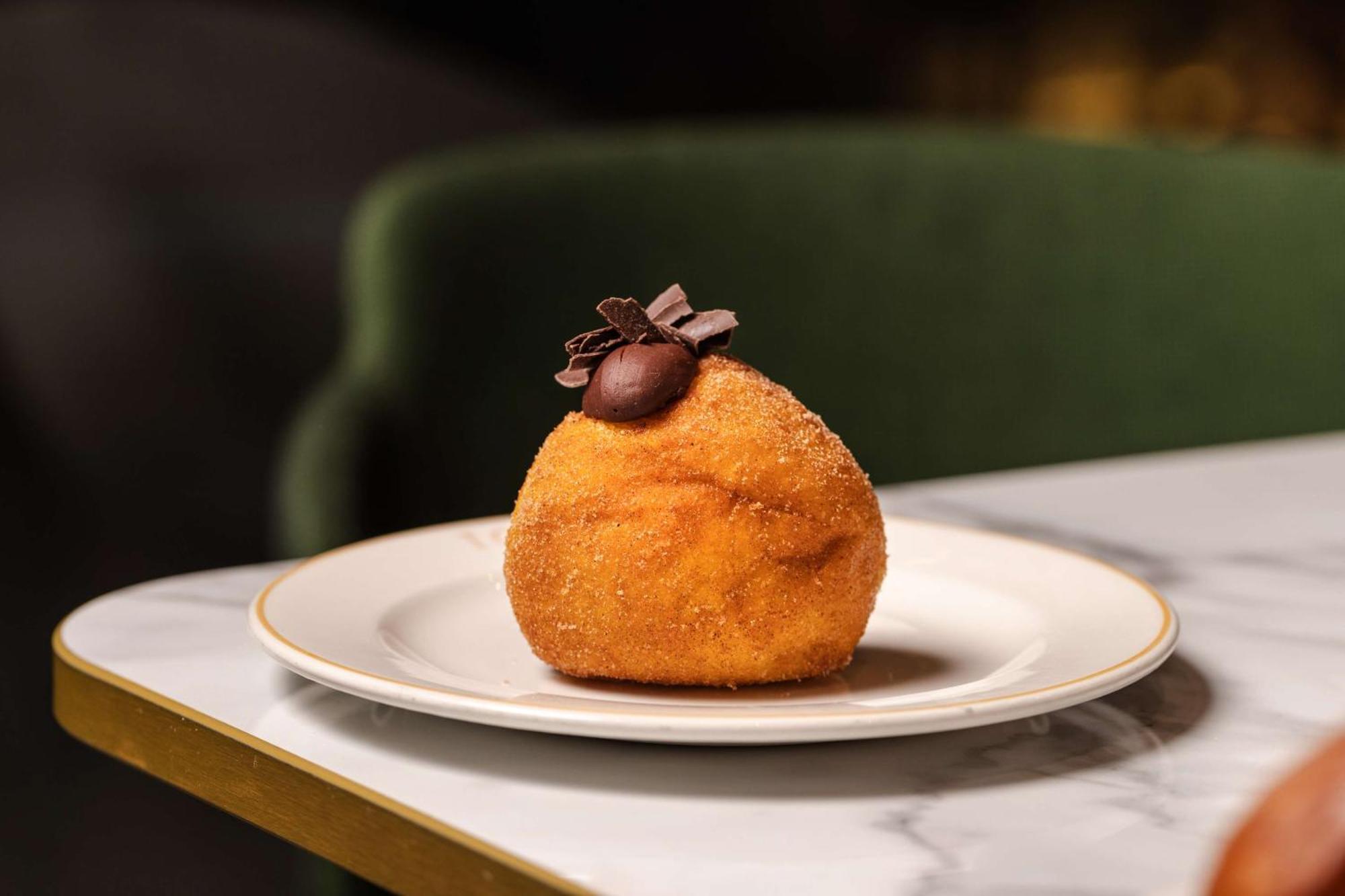 Art'Otel London Battersea Power Station, Powered By Radisson Hotels Exterior foto A chocolate-filled zeppola