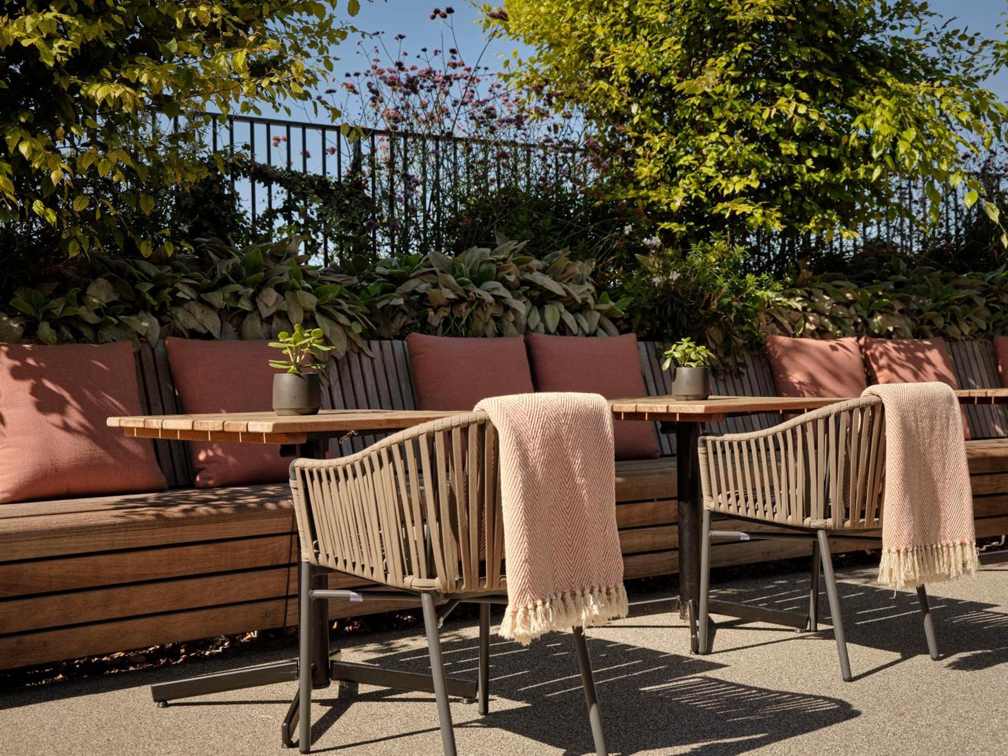 Art'Otel London Battersea Power Station, Powered By Radisson Hotels Exterior foto The rooftop terrace