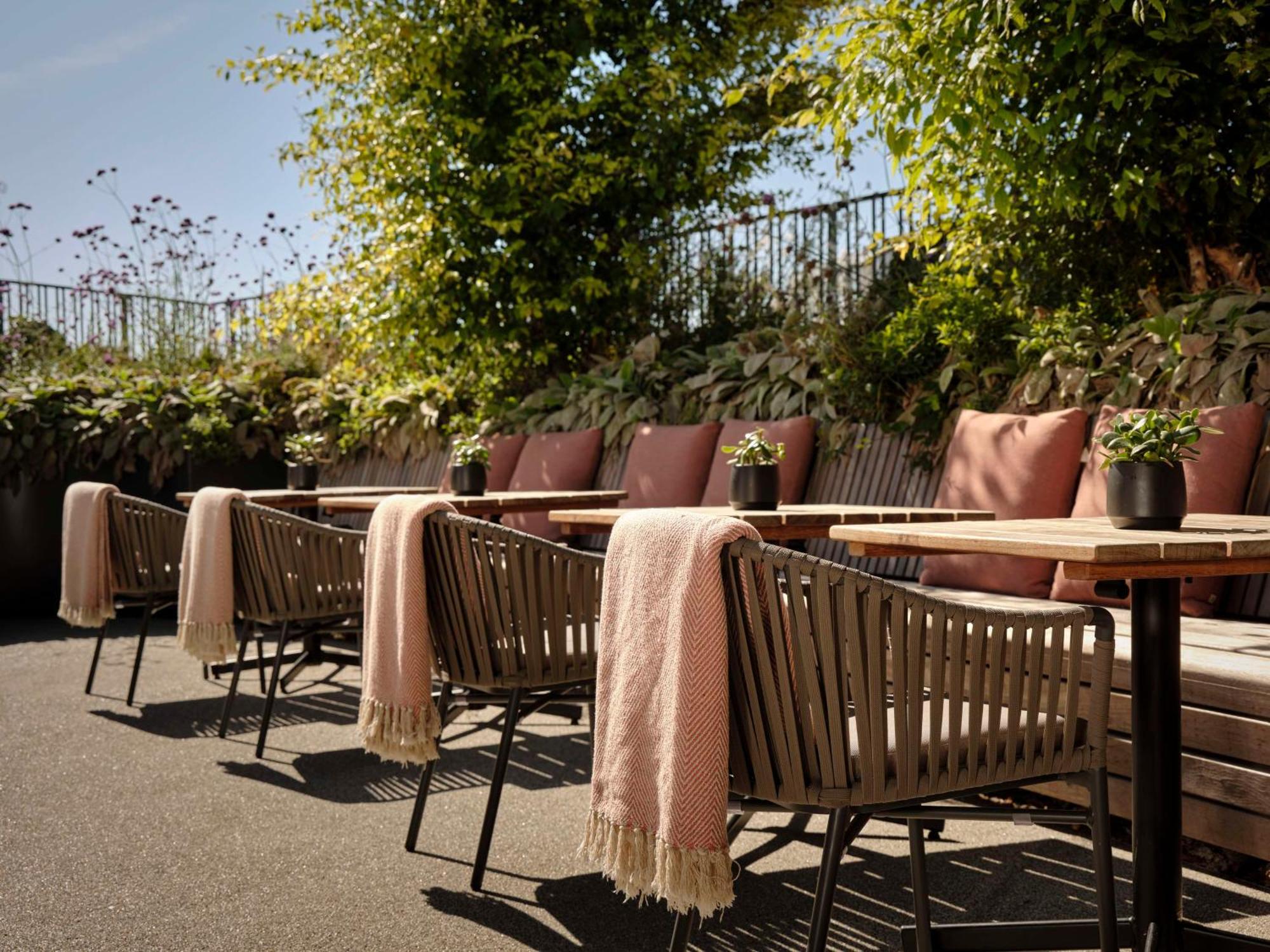 Art'Otel London Battersea Power Station, Powered By Radisson Hotels Exterior foto The rooftop terrace