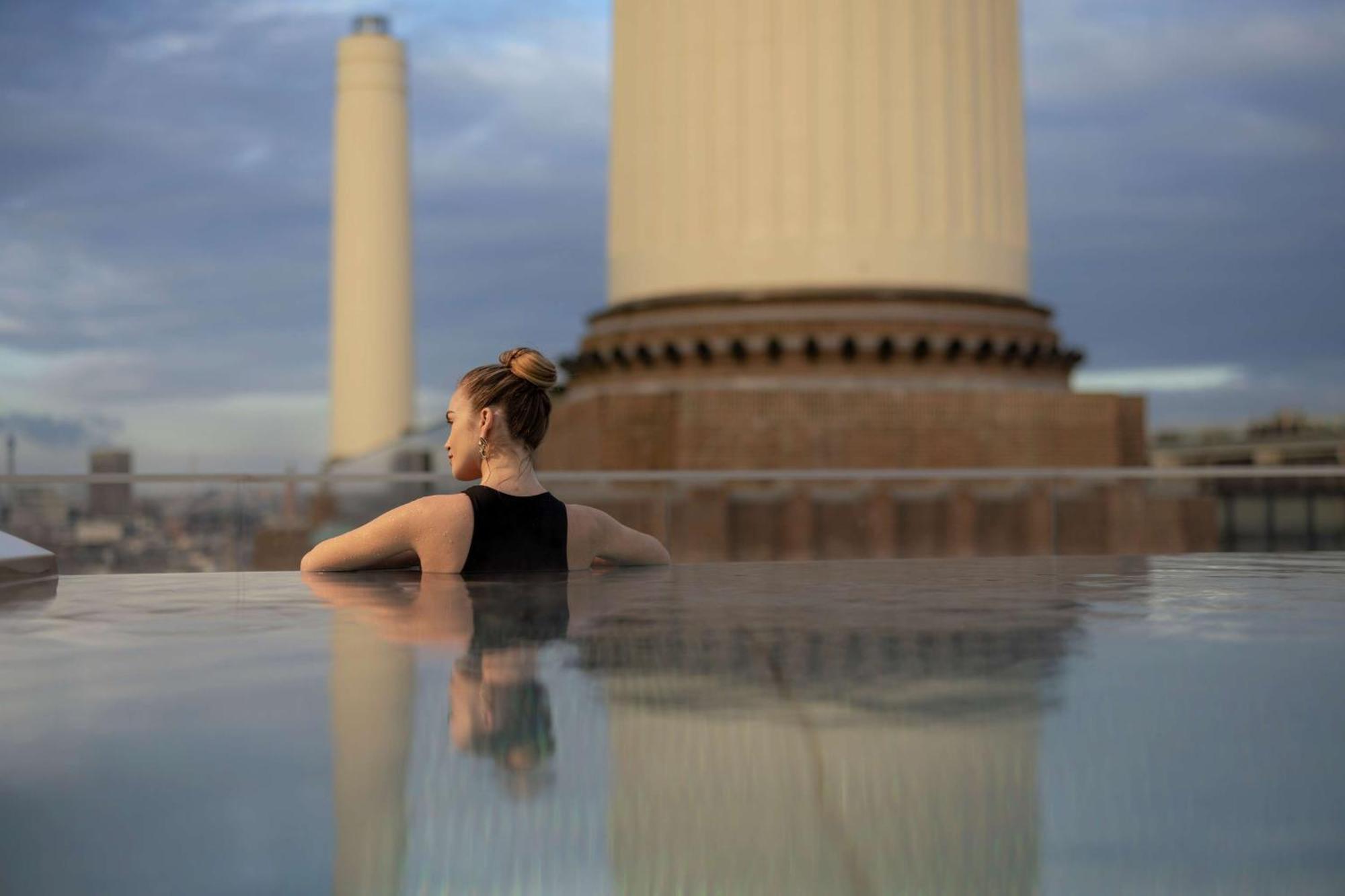 Art'Otel London Battersea Power Station, Powered By Radisson Hotels Exterior foto The Sky Pool