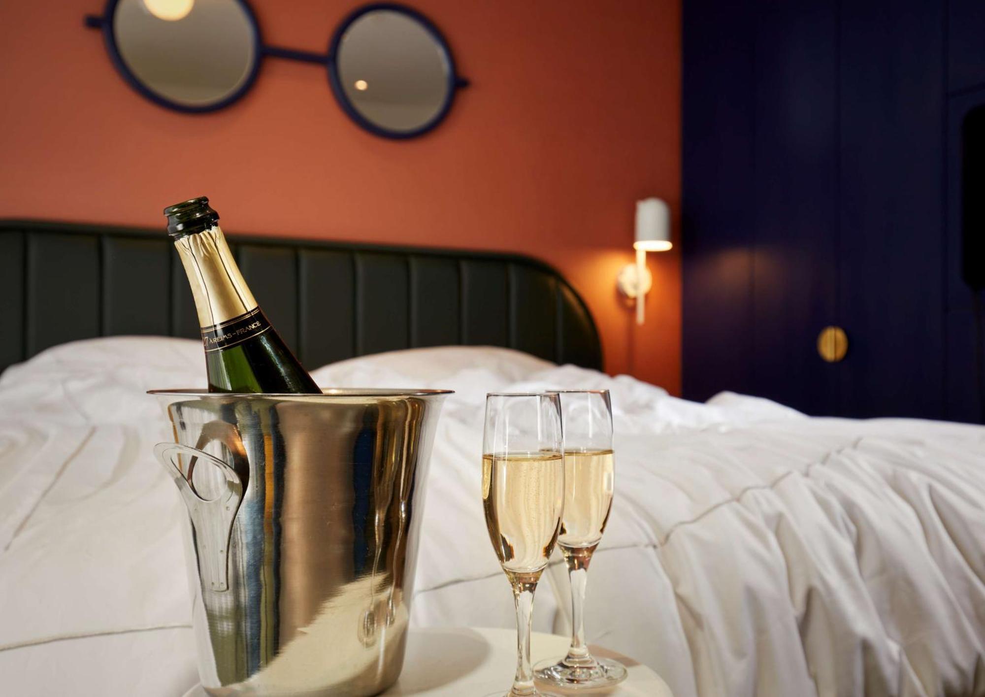 Art'Otel London Battersea Power Station, Powered By Radisson Hotels Exterior foto Champagne in a champagne bucket