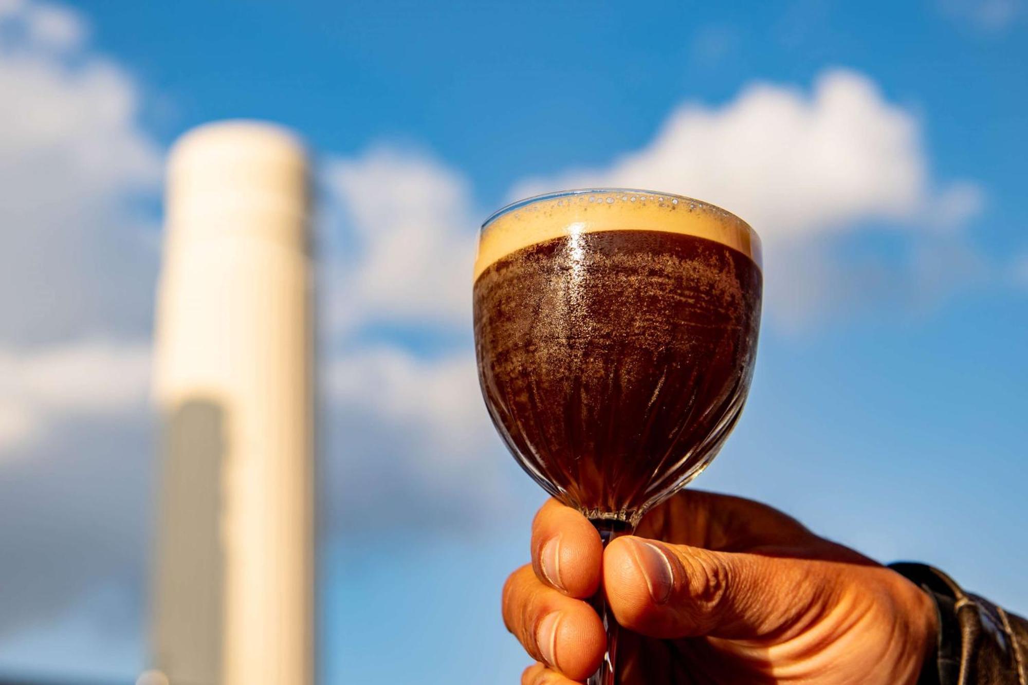 Art'Otel London Battersea Power Station, Powered By Radisson Hotels Exterior foto A glass of dark beer
