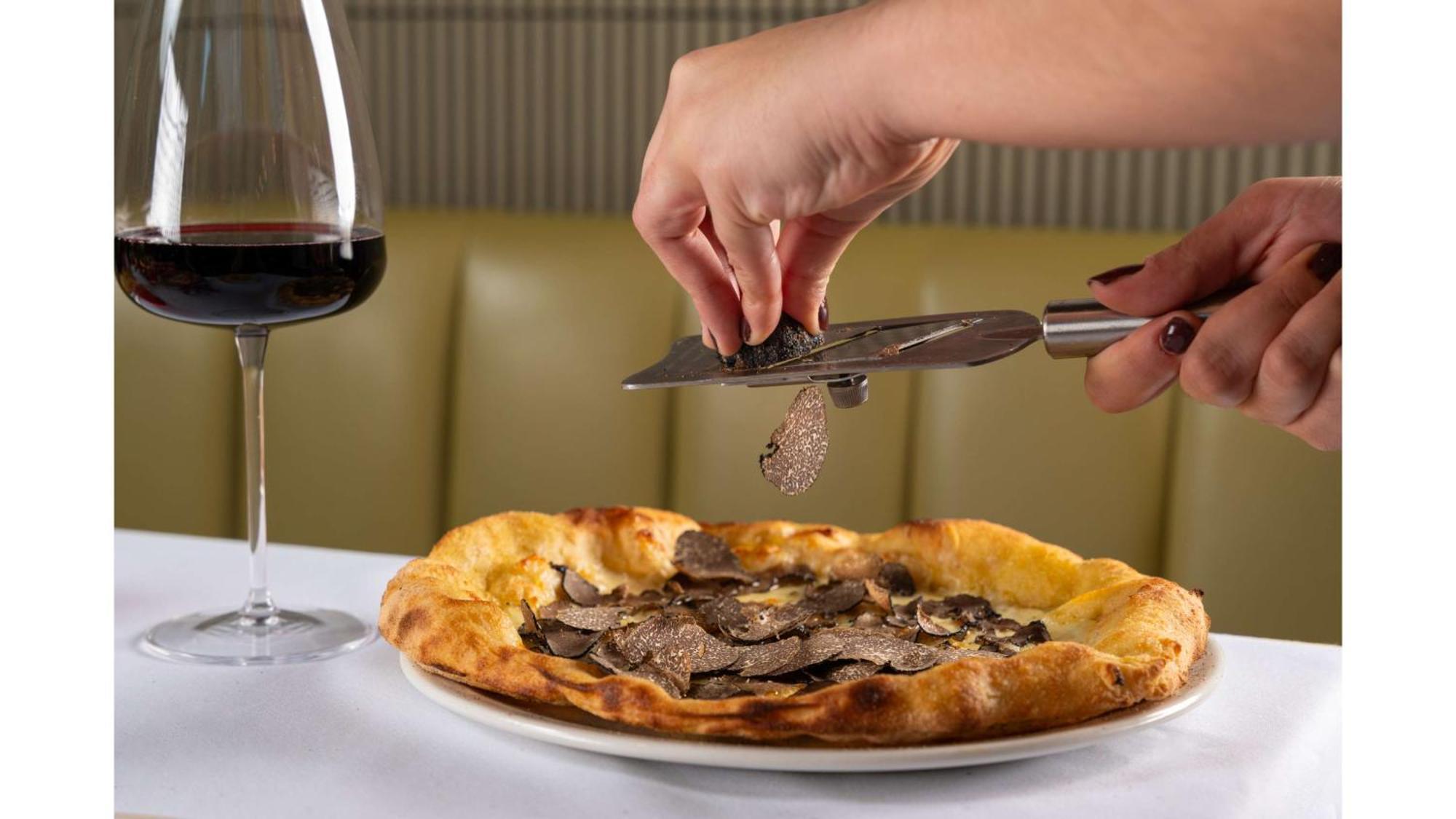 Art'Otel London Battersea Power Station, Powered By Radisson Hotels Exterior foto A truffle being shaved over a pizza