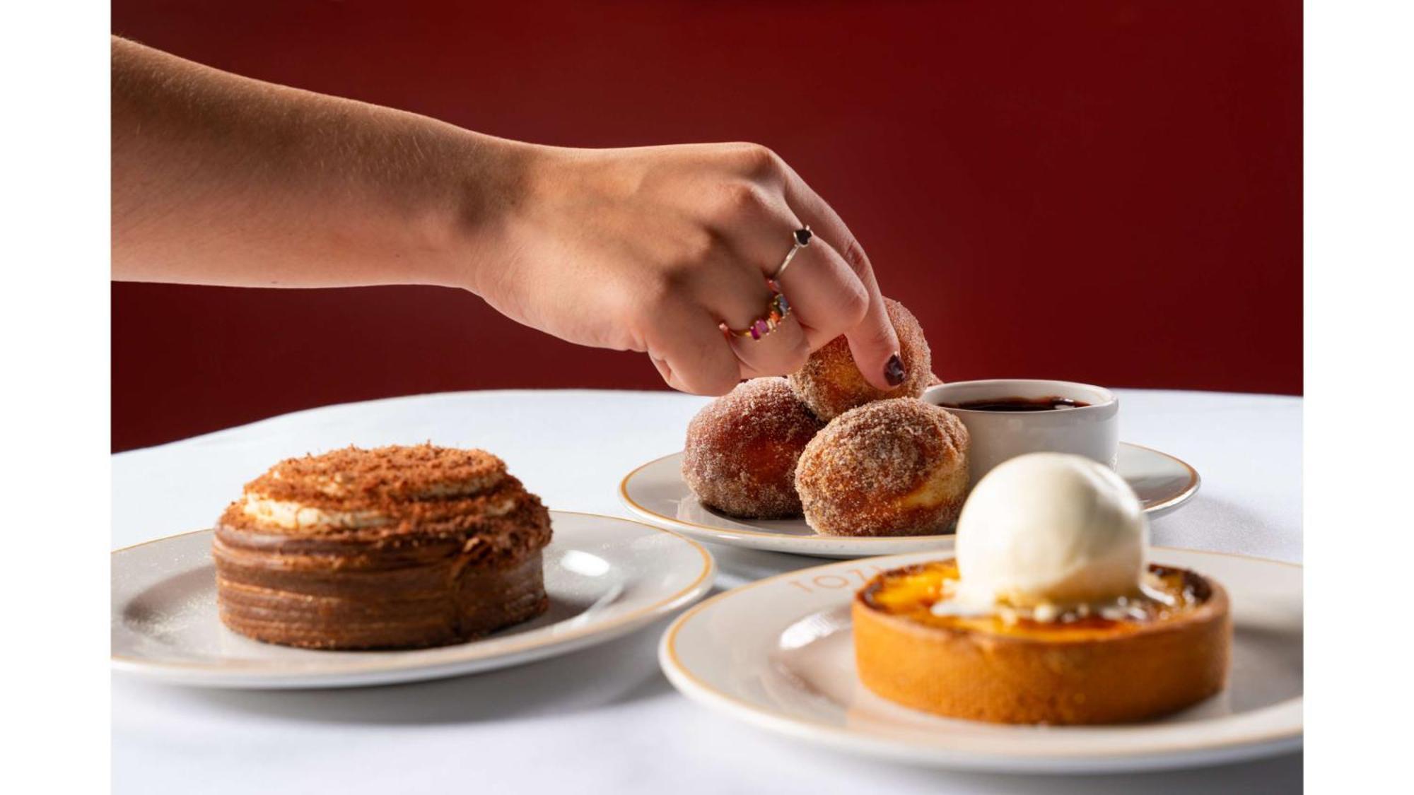 Art'Otel London Battersea Power Station, Powered By Radisson Hotels Exterior foto A selection of desserts