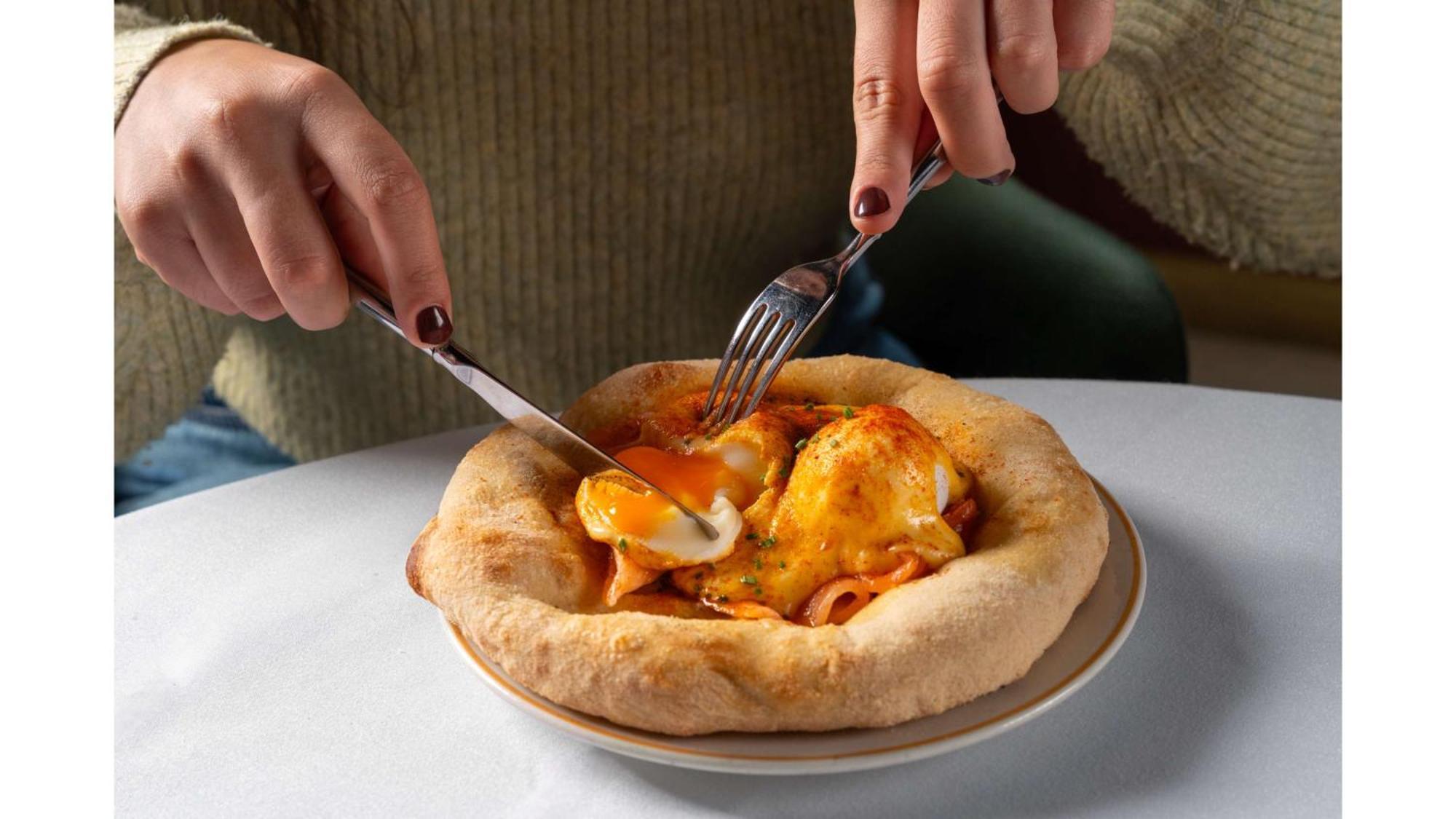 Art'Otel London Battersea Power Station, Powered By Radisson Hotels Exterior foto A person cutting into a pizza