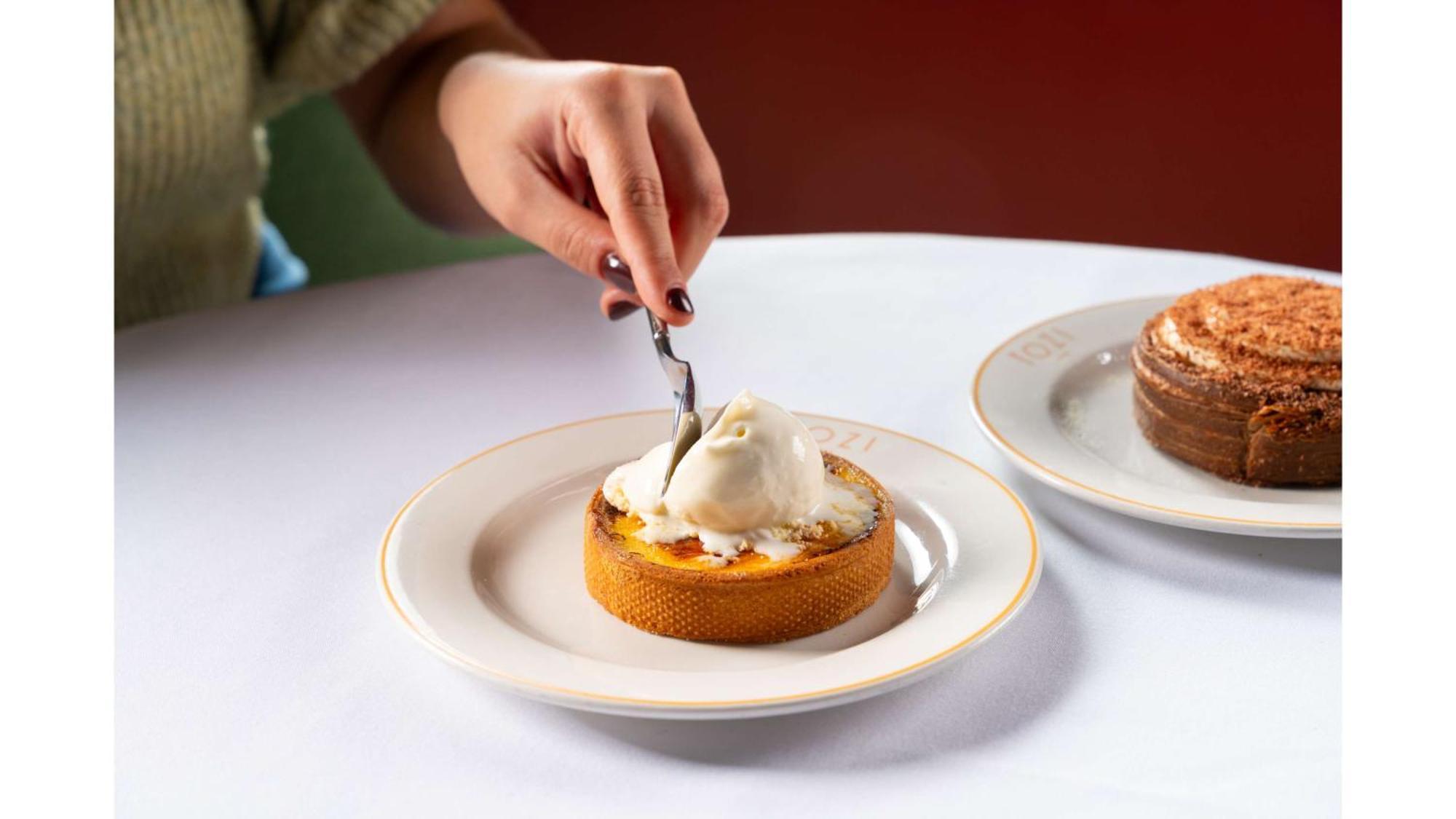 Art'Otel London Battersea Power Station, Powered By Radisson Hotels Exterior foto A person cutting into a pumpkin pie